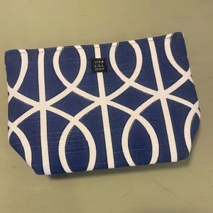 1154 Lill Studio Blue white zipper small bag Travel makeup toiletries storage